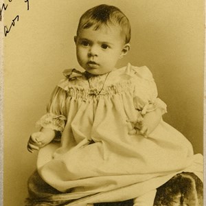 Maria Sidónia Bessa Pais, a terceira filha de Maria dos Prazeres e Sidónio Pais, nascida em julho de 1899.