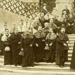 Os professores doutorados — então chamados lentes — das faculdades de Teologia, Direito, Medicina, Matemática e Filosofia Natural,  nas escadarias da Via Latina, na Universidade de Coimbra, após as cerimónias de abertura do ano letivo. Sidónio Pais, doutor em Matemática desde 1898, é o primeiro à esquerda, na segunda fila; tornou-se catedrático em 1904. Ao seu lado encontra-se Bernardino Machado, seu antigo professor da cadeira de Antropologia. Reconhecem-se, entre outros: à esquerda do mestre-de-cerimónias com o seu bastão, ao centro, Afonso Costa; a seguir, António Guimarães Pedrosa; à direita daquele mestre, José Alberto dos Reis.