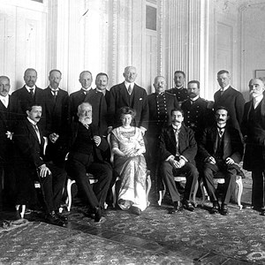 Receção oferecida aos representantes da Missão Panamá-Pacífico pela Associação Comercial de Lisboa. A Missão foi constituída com o fim de fortalecer as relações comerciais luso-americanas. Destacam-se, entre outros: em pé, o primeiro da direita, Bernardino Machado; sentados, da esquerda para a direita, Sidónio Pais, ministro das Finanças, Anselmo Braamcamp Freire, presidente da Câmara Municipal de Lisboa. Esta fotografia foi publicada na revista Ilustração Portuguesa, n.º 1205, de 20 de junho de 1912.