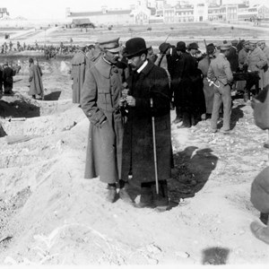 Sidónio Pais na rotunda, junto ao Parque Eduardo VII, conversando com Alberto Moura Pinto, do Partido Unionista, a fação republicana mais conservadora. Esta fotografia foi tirada logo após a vitória do golpe de estado liderado por Sidónio Pais, de 5 de dezembro de 1917, que levou ao exílio do Presidente da República Bernardino Machado.