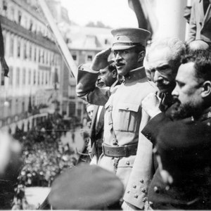 Cerimónia de proclamação de Sidónio Pais como Presidente da República. Da varanda dos Paços de Concelho de Lisboa, o novo Chefe do Estado faz continência às tropas em parada.