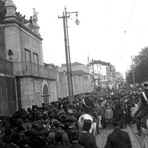 O Presidente da República Sidónio Pais lê o telegrama do Rei Jorge V de Inglaterra à multidão, da varanda dos jardins do Palácio. O monarca felicitou Portugal pela participação na vitória dos aliados, selada no armistício de 11 de novembro de 1918.