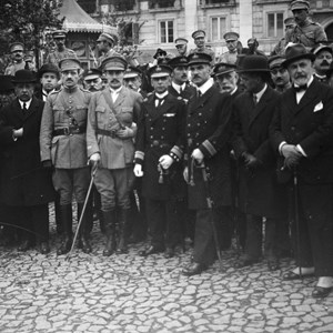 João do Canto e Castro, o quinto a contar da direita, outros militares e civis, aguardando a chegada do Presidente da República Sidónio Pais, em frente ao palácio Foz, na praça dos Restauradores.