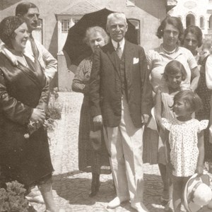 Mariana e João do Canto e Castro, com a filha mais velha, Maria da Conceição, alguns netos e outros familiares.
