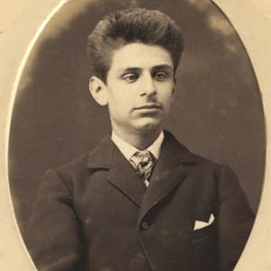 João do Canto e Castro da Silva Antunes; usou, preferencialmente, os apelidos maternos — Canto e Castro.