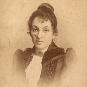 Mariana Torres de Aboim, de nome completo: Mariana de Santo António Moreira Freire Correia Manoel Torres de Aboim. Casou com João do Canto e Castro em 1891.