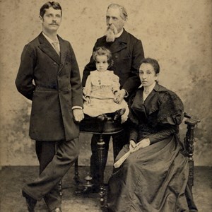 João do Canto e Castro, à esquerda, com o pai, general José Ricardo da Silva Antunes, sua mulher, Mariana Torres de Aboim, e a primeira filha, Maria da Conceição, nascida em 1892.