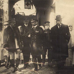 João do Canto e Castro, à frente, de braços atrás das costas, em visita ao hospital da Cruz Vermelha.