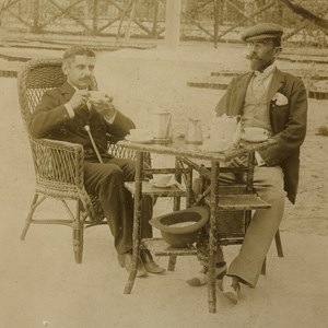 João do Canto e Castro, sentado, à esquerda, durante o período em que foi governador de Lourenço Marques, atual Maputo, em Moçambique.
