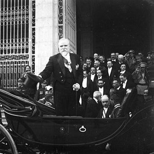O Presidente da República António José de Almeida após a cerimónia de tomada de posse, no Palácio de São Bento.