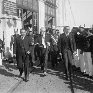 O Presidente da República António José de Almeida visita o Arsenal da Marinha, na Ribeira das Naus; acompanham-no: o presidente do Ministério António Maria da Silva, à esquerda, e o ministro da Marinha Vítor de Azevedo Coutinho, à direita.