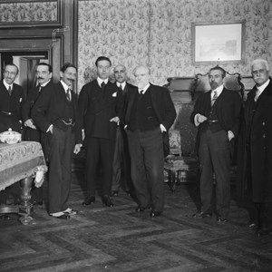 O Presidente da República António José de Almeida, o terceiro a contar da direita, reunido com os membros do 35.º Governo republicano, presidido por António Maria da Silva, o segundo a contar da direita.
