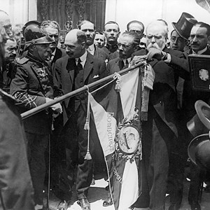 O Presidente da República António José de Almeida condecora o Corpo de Bombeiros Municipais de Lisboa com a Ordem Militar da Torre e Espada, do Valor, Lealdade e Mérito, à frente dos Paços do Concelho. À esquerda do Chefe do Estado encontra-se o presidente do Ministério António Maria da Silva. O Corpo de Bombeiros deu origem, em 1930, ao Batalhão de Sapadores de Lisboa, mais tarde, Regimento de Sapadores Bombeiros de Lisboa.