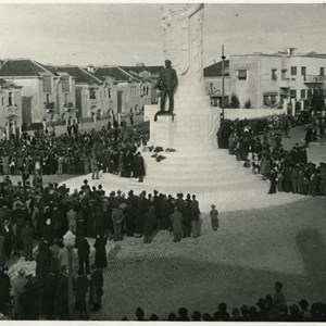 Inauguração da estátua dedicada ao Presidente da República António José de Almeida, da autoria do escultor Leopoldo de Almeida e do arquiteto Pardal Monteiro.