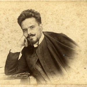 António José de Almeida com o traje académico da Universidade de Coimbra. Matriculou-se com 23 anos no curso de Medicina, no ano letivo de 1889-1890, concluído em 1895.