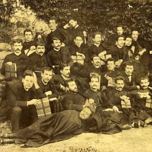 Os alunos do curso de Medicina da Universidade de Coimbra; António José de Almeida é o primeiro da esquerda, deitado.