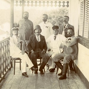António José de Almeida, o primeiro da direita, sentado, em São Tomé e Príncipe. Aqui exerceu medicina de 1896 a 1903.