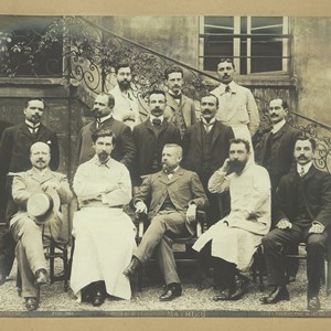 Regressado de São Tomé e Príncipe, António José de Almeida encetou uma viagem pela Europa de lazer e conhecimento das práticas da medicina. Esteve mais tempo em Paris, onde visitou vários hospitais, como este, chefiado pelo doutor Mathieu.