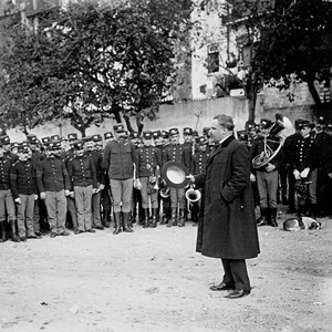 O ministro do Interior António José de Almeida discursa numa unidade militar.