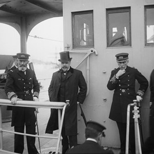 Cerimónia de renomeação do cruzador «D. Carlos» para «Almirante Reis». O navio, fundeado no rio Tejo, na noite de 4 para 5 de outubro, foi tomado por um grupo de revolucionários republicanos, chefiado pelo segundo-tenente José Carlos da Maia. Na cerimónia encontram-se: o ministro do Interior António José de Almeida, ao centro; o ministro da Marinha e Colónias Amaro de Azevedo Gomes, à esquerda; o major-general da Armada José Cesário da Silva, à direita.