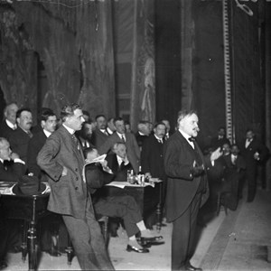 António José de Almeida discursa durante o congresso do Partido Evolucionista, realizado no Teatro Politeama, manifestando o seu apoio ao Governo presidido pelo general Pimenta de Castro.