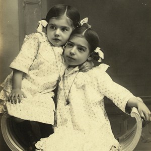 As filhas de Manuel Teixeira Gomes e Belmira das Neves: Ana Rosa, à direita, nascida em 1906, e Maria Manuela, à esquerda, nascida em 1910.