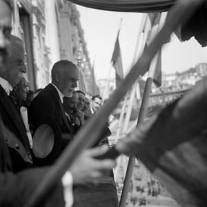 Tomada de posse do Presidente da República Manuel Teixeira Gomes. À varanda do Palácio de São Bento, o novo Presidente saúda a população.