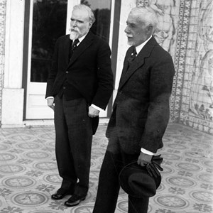 Manuel Teixeira Gomes, à direita, na varanda do Palácio de Belém, em visita ao Presidente da República cessante, António José de Almeida, no dia da sua chegada a Lisboa. Teixeira Gomes foi eleito quando ainda estava em Londres, como diplomata.