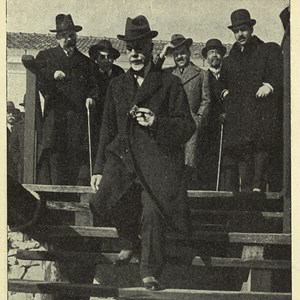 O Presidente da República Manuel Teixeira Gomes desce as escadas, para embarcar no cargueiro holandês «Zeus». Após uma longa viagem, fixou-se em Bugie, na Argélia, o local escolhido para se auto-exilar até à morte.