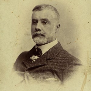 Fotografia de Manuel Teixeira Gomes publicada na imprensa londrina, por ocasião da sua nomeação como representante diplomático de Portugal no Reino Unido, em 1911. Teixeira Gomes foi nomeado ministro plenipotenciário. A embaixada em Londres e o seu primeiro embaixador, surgiram em 1924.