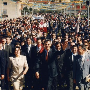 Inauguração da ponte da Pombeira, sobre o rio Zêzere, que ficou a ligar os distritos de Santarém e Castelo Branco. O primeiro-ministro Aníbal Cavaco Silva, à frente, saúda a população, acompanhado pela presidente da Câmara Municipal de Vila de Rei, Maria Irene Joaquim, à esquerda.