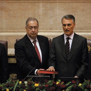 Aníbal Cavaco Silva, à direita, presta juramento na tomada de posse como Presidente da República, com o Presidente cessante Jorge Sampaio, à esquerda, e Jaime Gama, Presidente da Assembleia da República, ao centro.