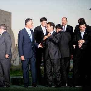 Cimeira União Europeia-Brasil. Jantar oferecido em honra do Presidente da República Federativa do Brasil Luiz Inácio, «Lula» da Silva, o quarto a contar da esquerda, dos chefes de Estado e de Governo da União Europeia, com o Presidente da República Aníbal Cavaco Silva, o quinto a contar da esquerda, e o primeiro-ministro José Socrates, o segundo do mesmo lado.