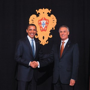 Visita a Portugal do Presidente dos Estados Unidos da América, no âmbito da Cimeira da OTAN. O cumprimento protocolar e amistoso entre o Presidente da República Aníbal Cavaco Silva, à direita, e Barack Obama, à esquerda.