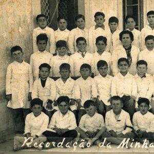 Aníbal António Cavaco Silva, na segunda fila, o quinto a contar da esquerda, com os seus colegas do 4.º ano de escolaridade, à época a 4.ª classe.