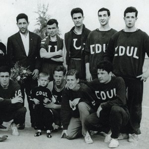 Aníbal Cavaco Silva, o terceiro a contar da direita, de pé, com a sua equipa de atletismo do Centro Desportivo Universitário de Lisboa.