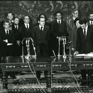 Tomada de posse de Aníbal Cavaco Silva, à direita, como ministro das Finanças e do Plano do VI Governo Constitucional, perante o Presidente da República António Ramalho Eanes, à frente, ao meio, o primeiro-ministro Francisco Sá Carneiro, o primeiro da esquerda, membros da Casa Civil e Casa Militar.