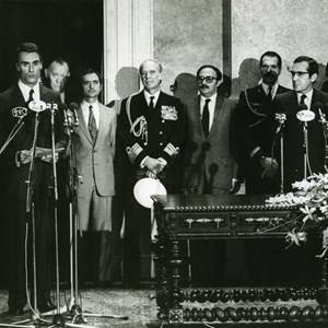 Tomada de posse de Aníbal Cavaco Silva, o primeiro à esquerda, como primeiro-ministro do X Governo Constitucional, perante o Presidente da República António Ramalho Eanes, à frente, junto aos microfones, e outras autoridades.