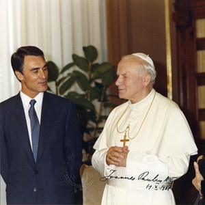 Visita oficial ao Vaticano. O Papa João Paulo II, ao centro, recebe o primeiro-ministro Aníbal Cavaco Silva, à esquerda, e Maria Cavaco Silva, à direita.