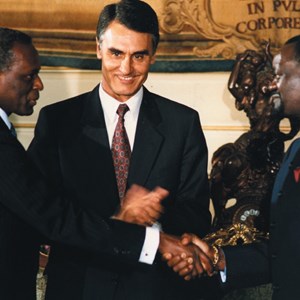 O primeiro-ministro, Aníbal Cavaco Silva, ao centro, na assinatura dos Acordos de Bicesse, celebrados entre o Presidente de Angola José Eduardo dos Santos, à esquerda, e o líder da UNITA, Jonas Savimbi, à direita.