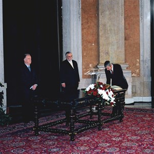 Cerimónia da tomada de posse do XVII Governo Constitucional, chefiado por José Sócrates, ao centro, a assinar o compromisso de honra; à esquerda, o Presidente Jorge Sampaio, no meio, o secretário-geral da Presidência da República José Vicente de Bragança.