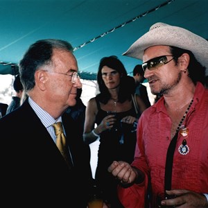 O Presidente da República Jorge Sampaio, à esquerda, com Bono (Paul Hewson), vocalista da banda U2, após cerimónia de concessão da Ordem da Liberdade, grau de Oficial, ao cantor irlandês.