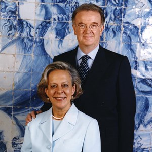 Jorge Sampaio, de pé, atrás de Maria José Ritta, sentada, à frente, na varanda do Palácio de Belém.