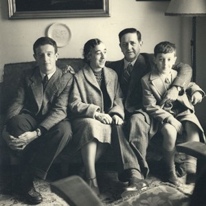 Jorge Sampaio, o primeiro da esquerda, e o irmão, o último da direita; ao meio, os pais: Fernanda Bensaúde e Arnaldo Sampaio.