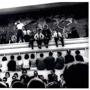 Crise académica de 1962. Jorge Sampaio, o segundo a contar da esquerda para a direita, do grupo de quatro estudantes sentados, na Cidade Universitária.