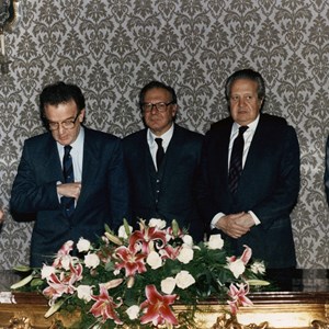 Jorge Sampaio, o primeiro da esquerda, tomando posse como membro do Conselho de Estado; o Presidente Mário Soares, no meio, e o primeiro-ministro Aníbal Cavaco Silva, à direita.