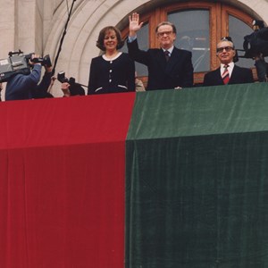 Jorge Sampaio, ao centro, Maria José Ritta, à esquerda, e António Almeida Santos, à direita, na varanda da Assembleia da República (Palácio de São Bento), agradecendo as aclamações populares, após a sua tomada de posse como Presidente da República.