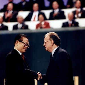 O Presidente da República Jorge Sampaio, à direita, cumprimenta o Presidente da China, Hu Jintao, à esquerda, durante a cerimónia de transferência de soberania de Macau para a China.