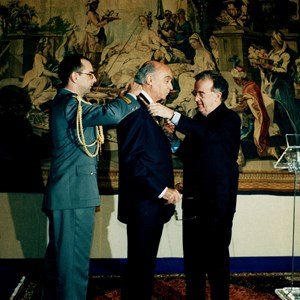 O Presidente da República Jorge Sampaio, à direita, impondo o Grande-Colar da Ordem Militar de Santiago da Espada, que distingue o mérito científico, literário e artístico, ao escritor José Saramago, ao centro, Prémio Nobel da Literatura de 1998.