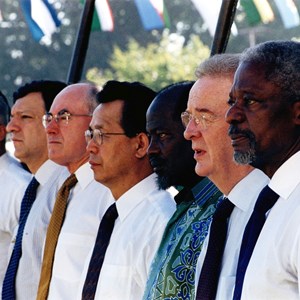 Cerimónias oficiais da independência de Timor-Leste. Da direita para a esquerda: Kofi Annan, secretário-geral da ONU, Jorge Sampaio, Presidente de Portugal, Joaquim Chissano, Presidente de Moçambique, Tang Jiaxuan, ministro dos Negócios Estrangeiros chinês, John Howard, primeiro-ministro australiano, José Manuel Durão Barroso, primeiro-ministro de Portugal e Sérgio Vieira de Melo, administrador da UNTAET.